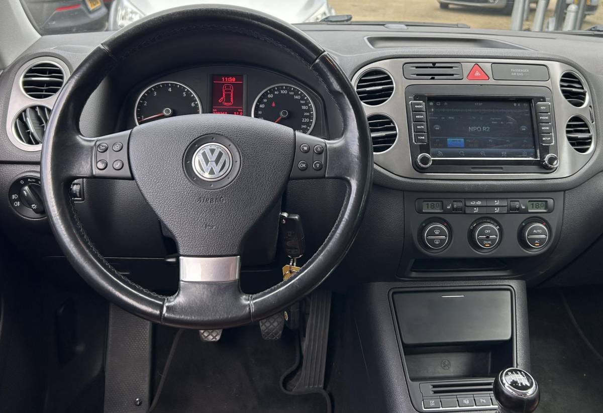 Volkswagen Tiguan Volkswagen Tiguan 1.4 TSI Sport&Style 4Motion 150PK | Nette Staat | Trekhaak | 2000KG Trekgewicht | NL AUTO |  NIEUWE APK | Achteruitrijcamera | Parkeersensoren Voor en Achter | Lederen Bekleding | Stoelverwarming | Climate Control | Cruise Control | 2 Sleutels |