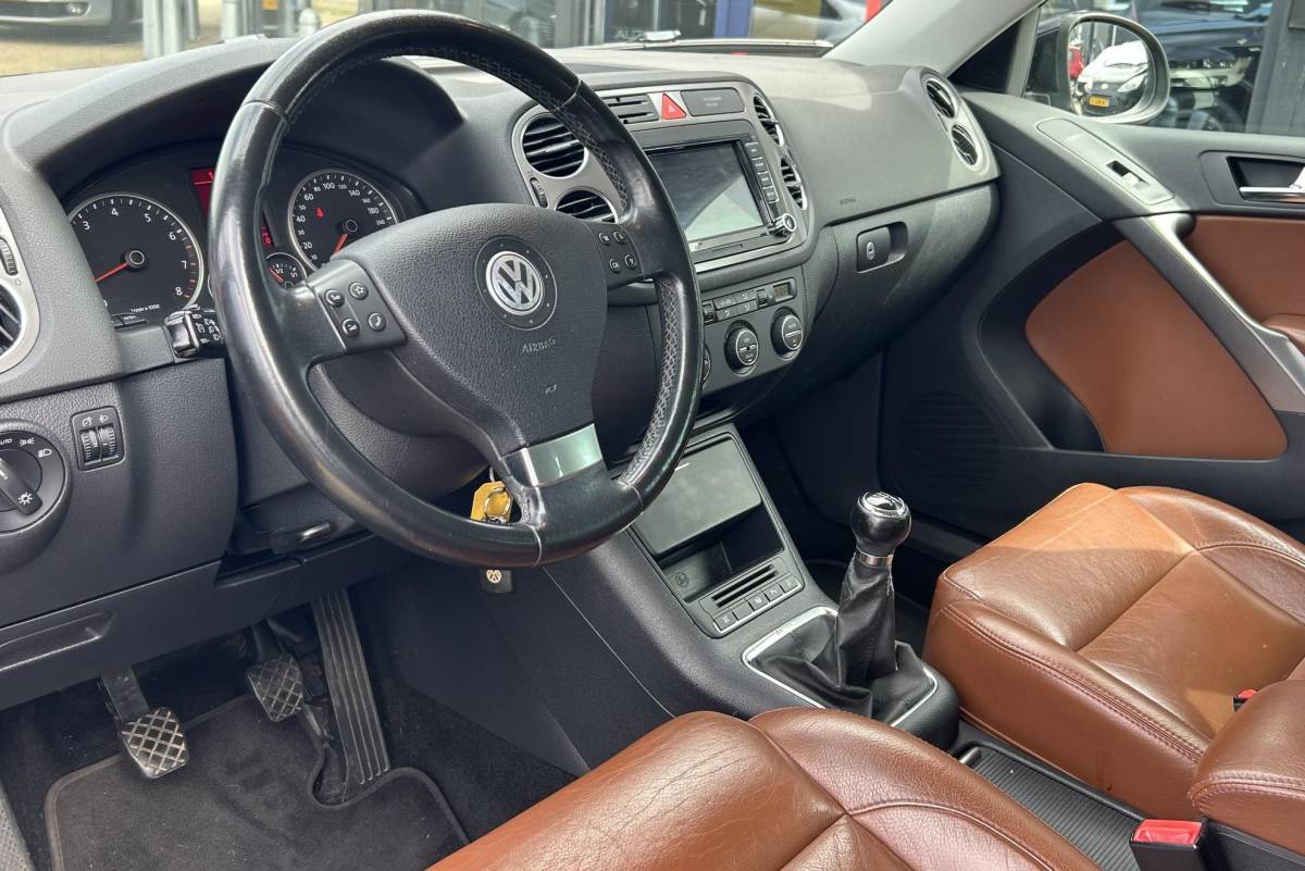 Volkswagen Tiguan Volkswagen Tiguan 1.4 TSI Sport&Style 4Motion 150PK | Nette Staat | Trekhaak | 2000KG Trekgewicht | NL AUTO |  NIEUWE APK | Achteruitrijcamera | Parkeersensoren Voor en Achter | Lederen Bekleding | Stoelverwarming | Climate Control | Cruise Control | 2 Sleutels |