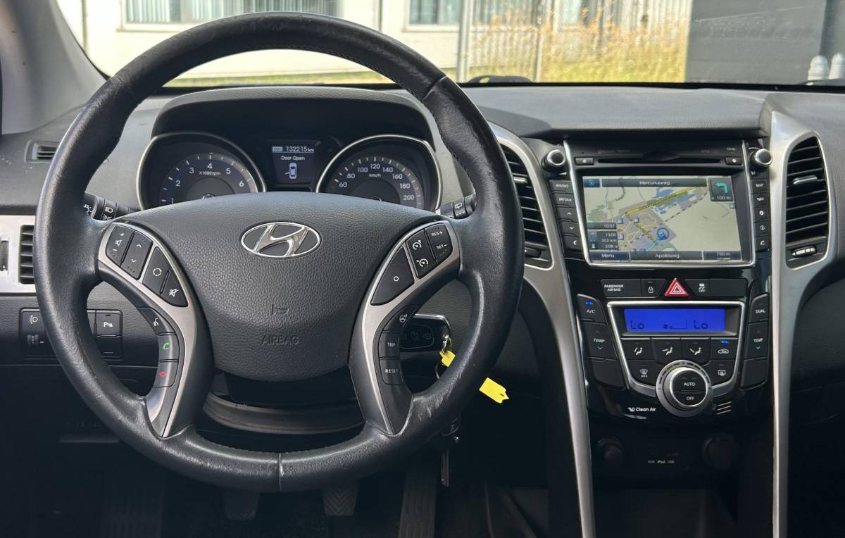 Hyundai i30 Hyundai i30 Wagon 1.6 GDI Business Edition 135PK | Volledige Onderhoudshistorie | Nette Staat | NL AUTO | NAP | Trekhaak | Achteruitrijcamera | Parkeersensoren Voor en Achter | Navigatie | Climate Control | 2 Sleutel |