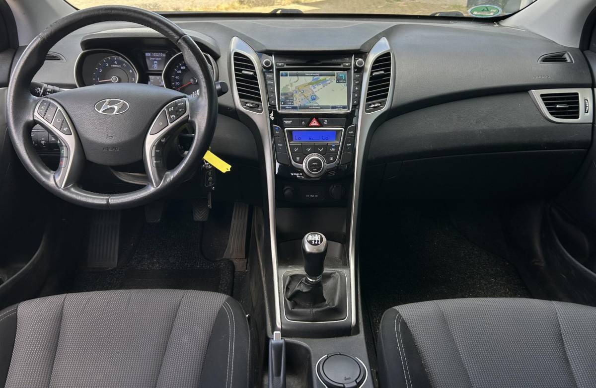 Hyundai i30 Hyundai i30 Wagon 1.6 GDI Business Edition 135PK | Volledige Onderhoudshistorie | Nette Staat | NL AUTO | NAP | Trekhaak | Achteruitrijcamera | Parkeersensoren Voor en Achter | Navigatie | Climate Control | 2 Sleutel |