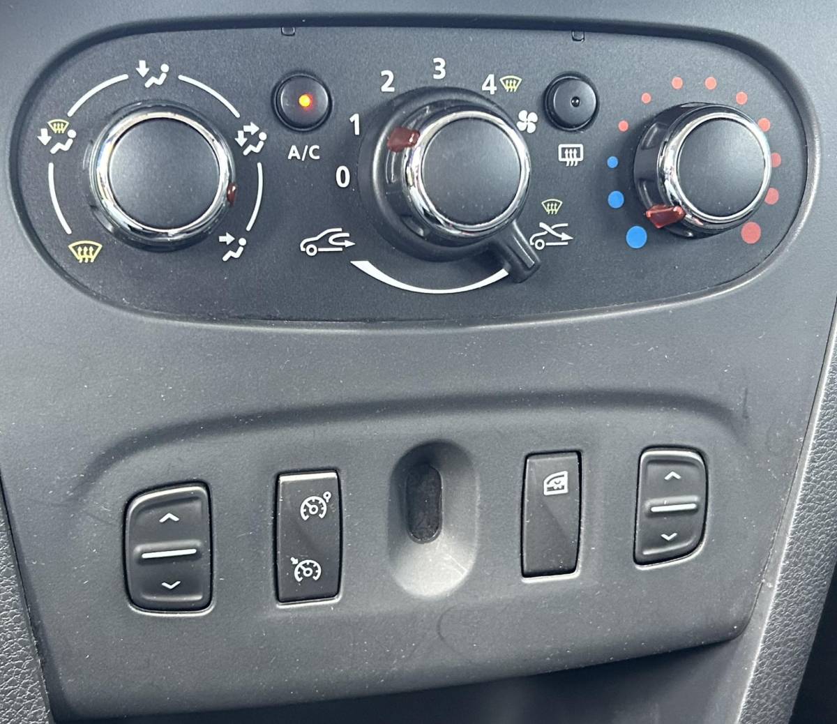 Dacia Logan Dacia Logan MCV 0.9 TCe Prestige 90PK | NL AUTO | NAP | Onderhoudshistorie | Trekhaak | Navigatie | Airco | Cruise Control | 2 Sleutels | Lichtmetalen Velgen |