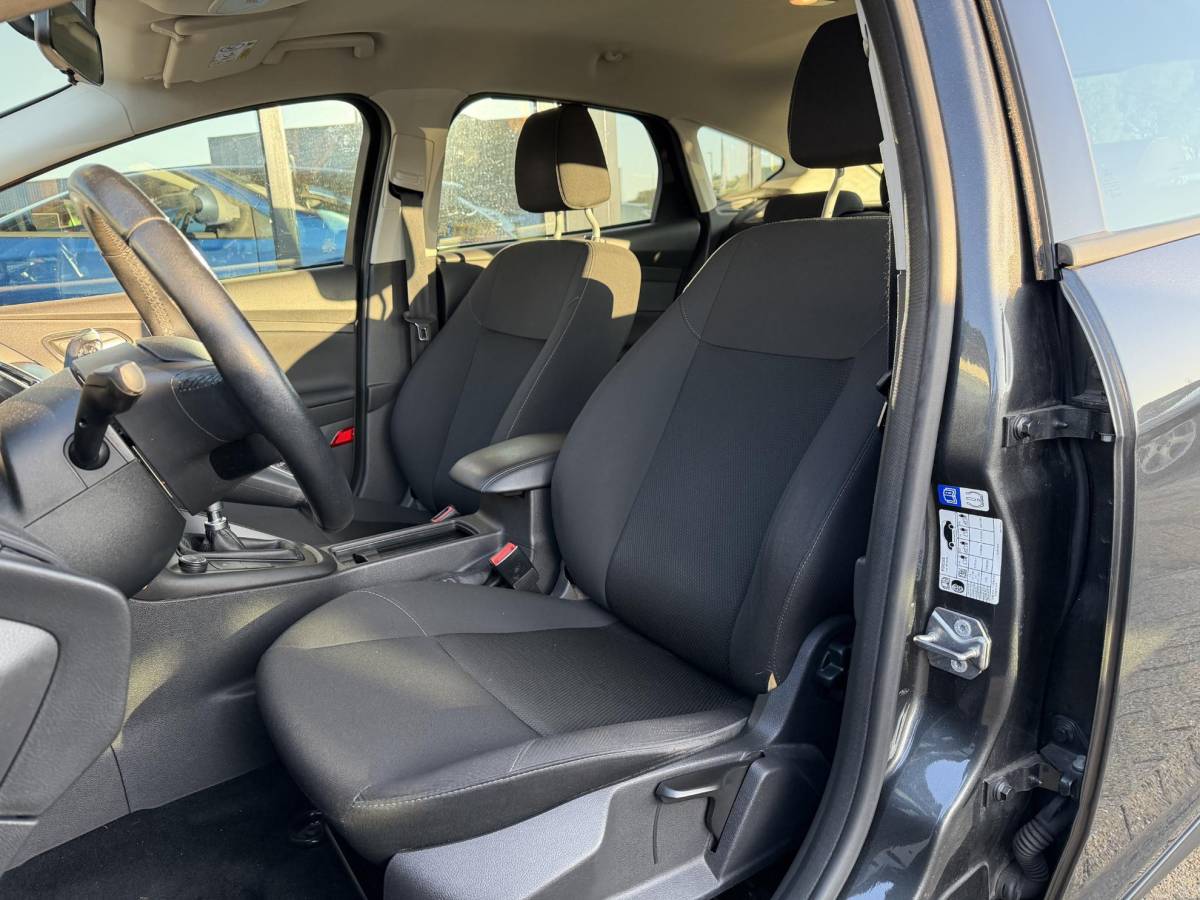 Ford Focus Ford Focus 1.0 Lease Edition 125PK | 2e Eigenaar | NL AUTO | NAP | Trekhaak | Navigatie | Airco | Cruise Control | Parkeersensoren | Lichtmetalen Velgen | APK tot 04-05-2027 |