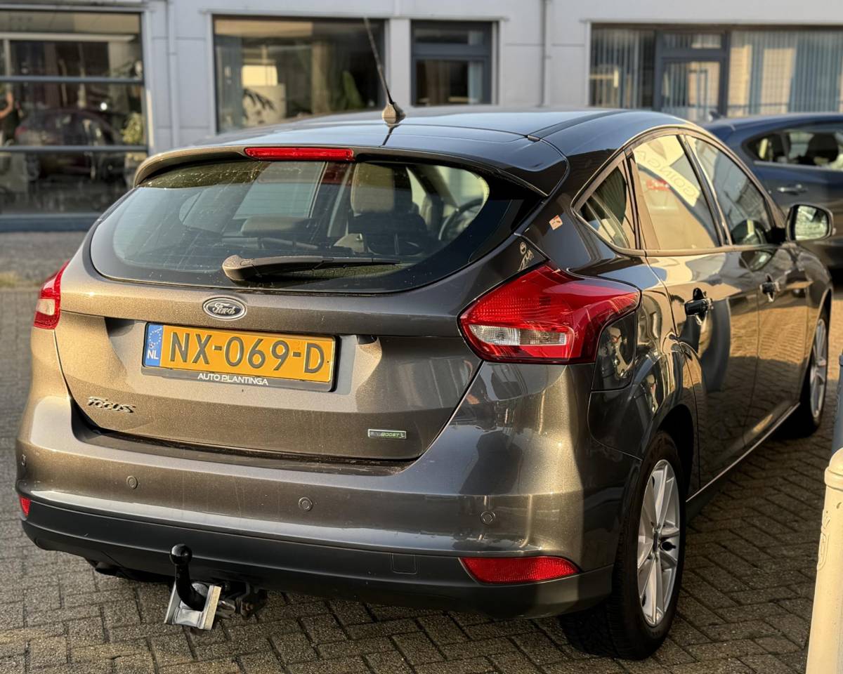 Ford Focus Ford Focus 1.0 Lease Edition 125PK | 2e Eigenaar | NL AUTO | NAP | Trekhaak | Navigatie | Airco | Cruise Control | Parkeersensoren | Lichtmetalen Velgen | APK tot 04-05-2027 |