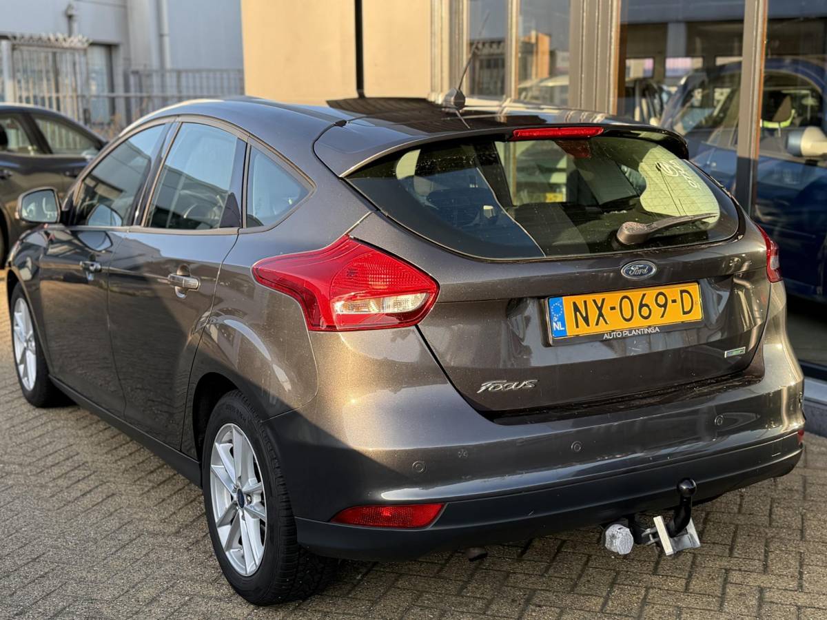 Ford Focus Ford Focus 1.0 Lease Edition 125PK | 2e Eigenaar | NL AUTO | NAP | Trekhaak | Navigatie | Airco | Cruise Control | Parkeersensoren | Lichtmetalen Velgen | APK tot 04-05-2027 |