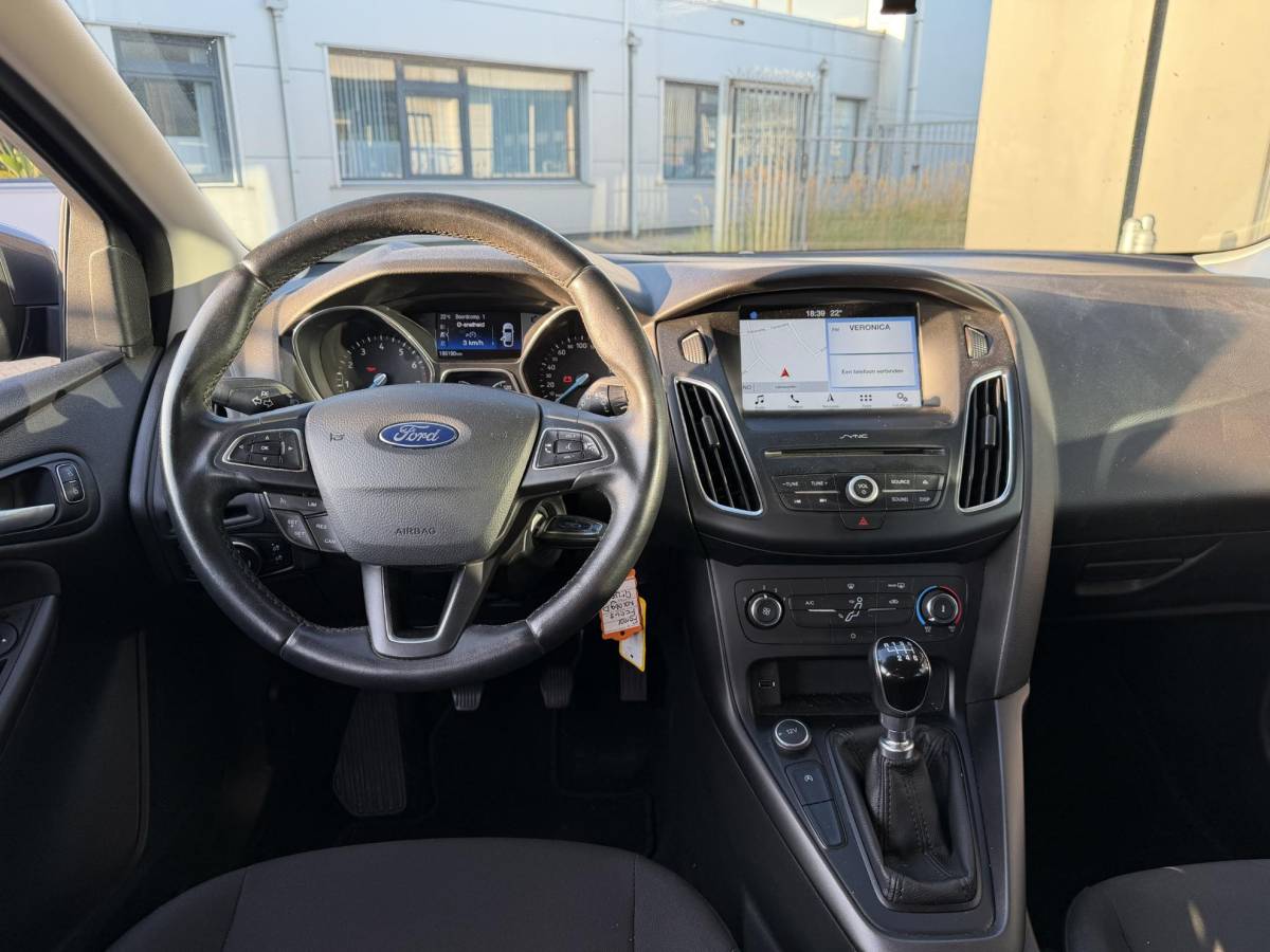 Ford Focus Ford Focus 1.0 Lease Edition 125PK | 2e Eigenaar | NL AUTO | NAP | Trekhaak | Navigatie | Airco | Cruise Control | Parkeersensoren | Lichtmetalen Velgen | APK tot 04-05-2027 |