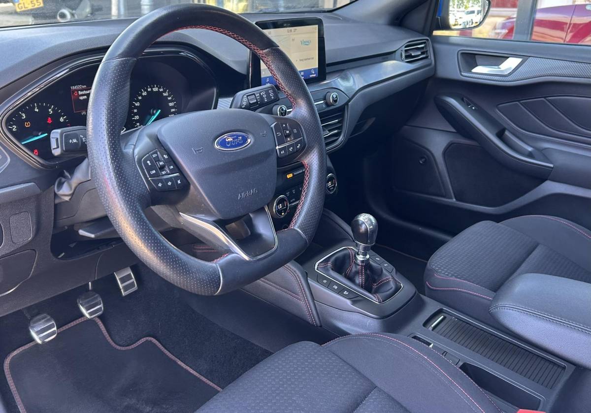 Ford Focus Ford Focus 1.0 EcoBoost ST Line Business | 2e Eigenaar | NL AUTO | PANO | Nieuw 18 Inch Velgen + Nieuwe Michelin Banden | Achteruitrijcamera | Keyless Entry | Navigatie | DAB+ | B&O Audio | LED | Stoelverwarming | Stuurverwarming | Voorruitverwarming | Climate Control | Apple Carplay & Android Auto | Privacy Glass | Parkeersensoren Voor en Achter | 2 Sleutels | APK tot 02-05-2027 |