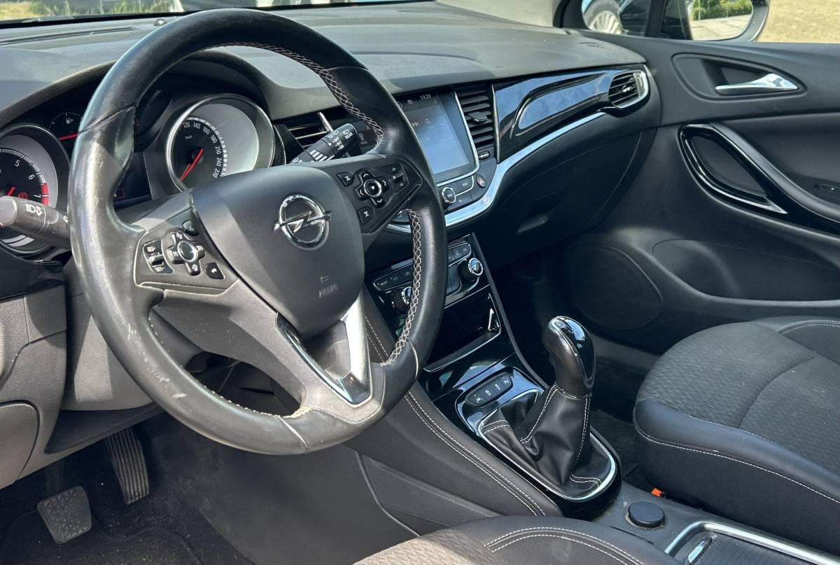Opel Astra Opel Astra Sports Tourer 1.4 Innovation 150PK | 2e Eigenaar | NL AUTO | NAP | Achteruitrijcamera | Elektrische Trekhaak | Parkeersensoren Voor en Achter | 2 Sleutels |