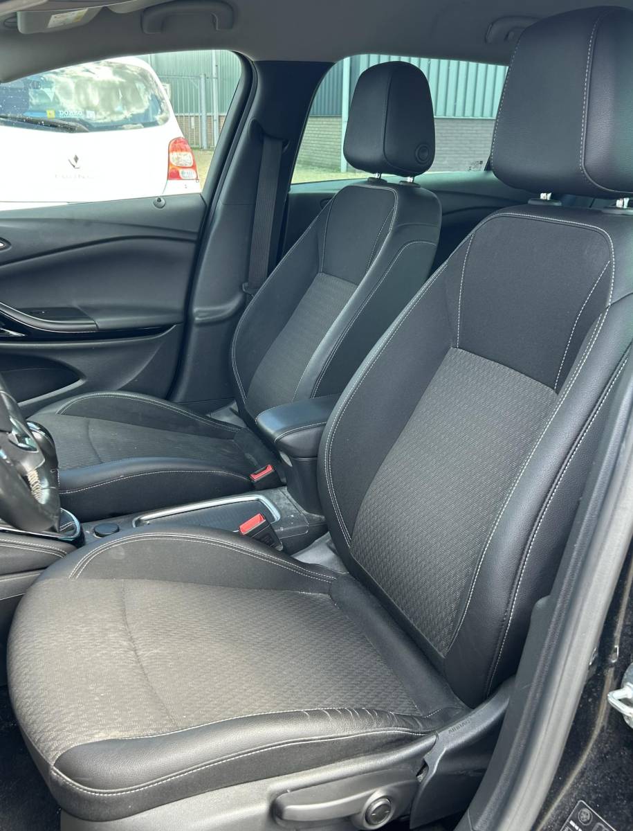 Opel Astra Opel Astra Sports Tourer 1.4 Innovation 150PK | 2e Eigenaar | NL AUTO | NAP | Achteruitrijcamera | Elektrische Trekhaak | Parkeersensoren Voor en Achter | 2 Sleutels |