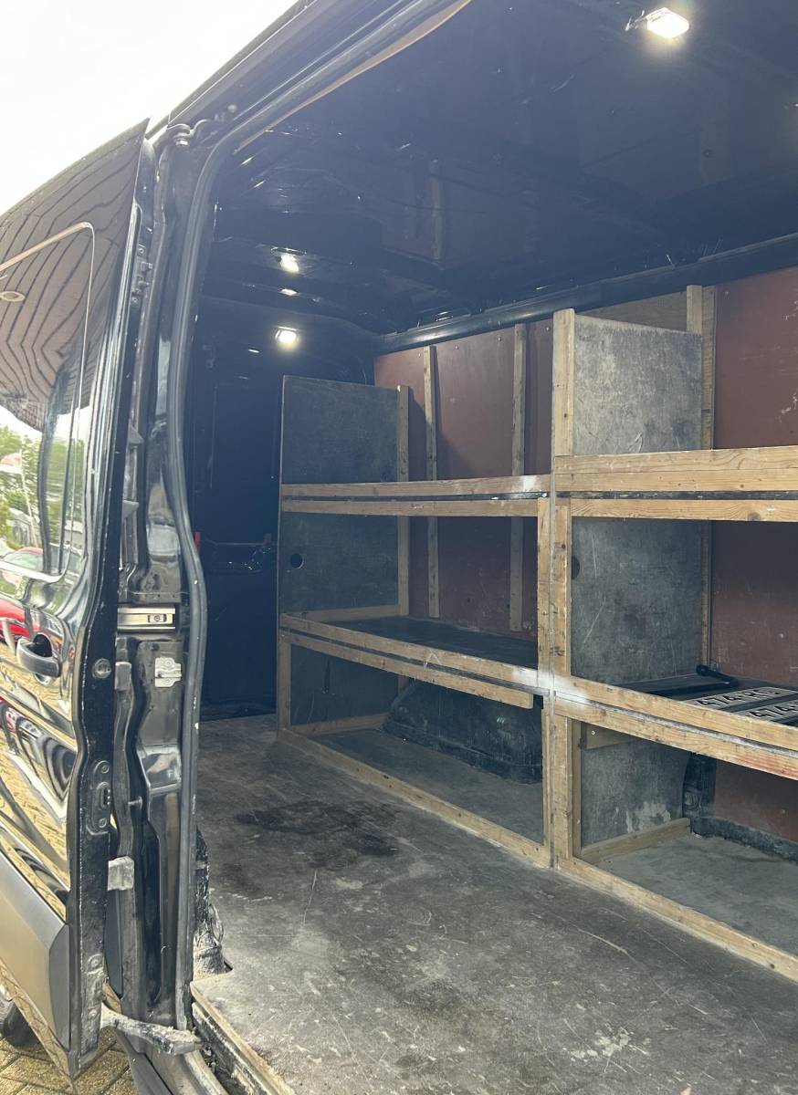 Ford Transit Ford Transit 350 2.0 TDCI L3H2 Trend 131PK | 1e Eigenaar | NL AUTO | NAP | Trekhaak | Achteruitrijcamera | Parkeersensoren Voor en Achter | Airco | Cruise Control | Navigatie | Apple Carplay | Andriod Auto | Nieuwe APK | LETOP: Auto is in de laadruimte niet schoon en reclame stickers zijn nog zichtbaar |