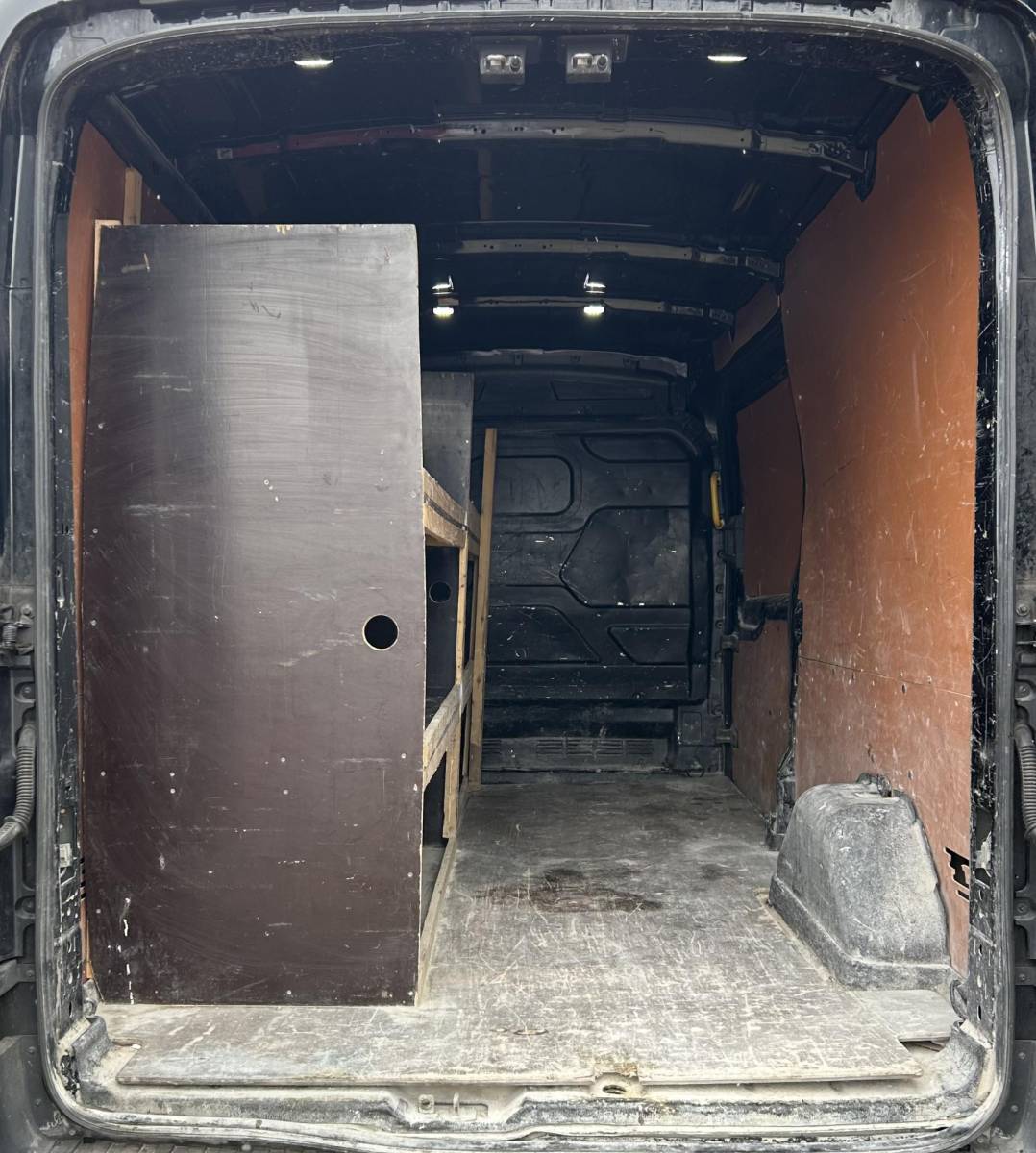 Ford Transit Ford Transit 350 2.0 TDCI L3H2 Trend 131PK | 1e Eigenaar | NL AUTO | NAP | Trekhaak | Achteruitrijcamera | Parkeersensoren Voor en Achter | Airco | Cruise Control | Navigatie | Apple Carplay | Andriod Auto | Nieuwe APK | LETOP: Auto is in de laadruimte niet schoon en reclame stickers zijn nog zichtbaar |