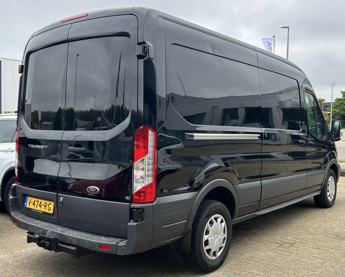 Ford Transit Ford Transit 350 2.0 TDCI L3H2 Trend 131PK | 1e Eigenaar | NL AUTO | NAP | Trekhaak | Achteruitrijcamera | Parkeersensoren Voor en Achter | Airco | Cruise Control | Navigatie | Apple Carplay | Andriod Auto | Nieuwe APK | LETOP: Auto is in de laadruimte niet schoon en reclame stickers zijn nog zichtbaar |