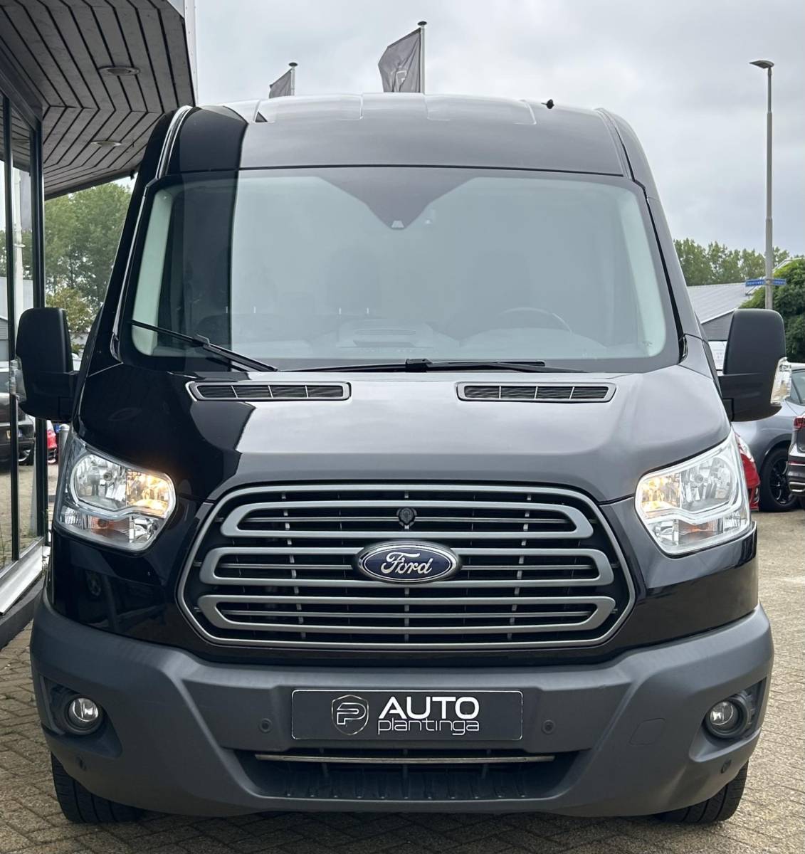 Ford Transit Ford Transit 350 2.0 TDCI L3H2 Trend 131PK | 1e Eigenaar | NL AUTO | NAP | Trekhaak | Achteruitrijcamera | Parkeersensoren Voor en Achter | Airco | Cruise Control | Navigatie | Apple Carplay | Andriod Auto | Nieuwe APK | LETOP: Auto is in de laadruimte niet schoon en reclame stickers zijn nog zichtbaar |