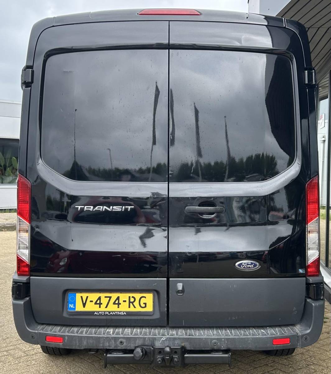 Ford Transit Ford Transit 350 2.0 TDCI L3H2 Trend 131PK | 1e Eigenaar | NL AUTO | NAP | Trekhaak | Achteruitrijcamera | Parkeersensoren Voor en Achter | Airco | Cruise Control | Navigatie | Apple Carplay | Andriod Auto | Nieuwe APK | LETOP: Auto is in de laadruimte niet schoon en reclame stickers zijn nog zichtbaar |