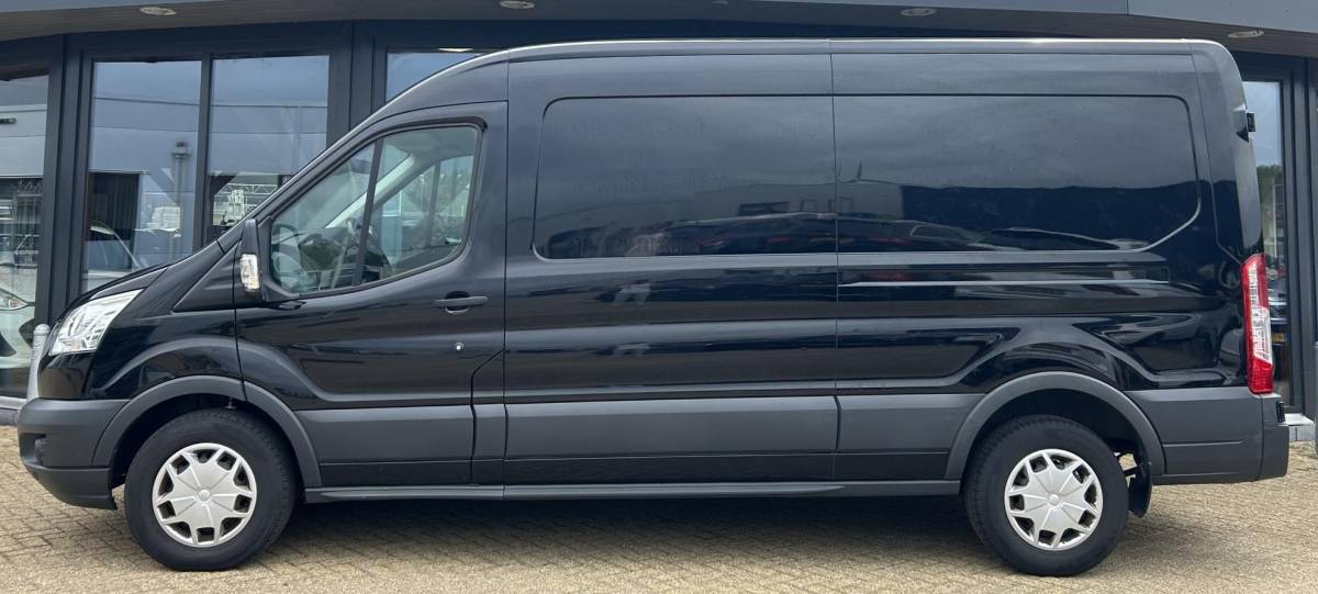 Ford Transit Ford Transit 350 2.0 TDCI L3H2 Trend 131PK | 1e Eigenaar | NL AUTO | NAP | Trekhaak | Achteruitrijcamera | Parkeersensoren Voor en Achter | Airco | Cruise Control | Navigatie | Apple Carplay | Andriod Auto | Nieuwe APK | LETOP: Auto is in de laadruimte niet schoon en reclame stickers zijn nog zichtbaar |