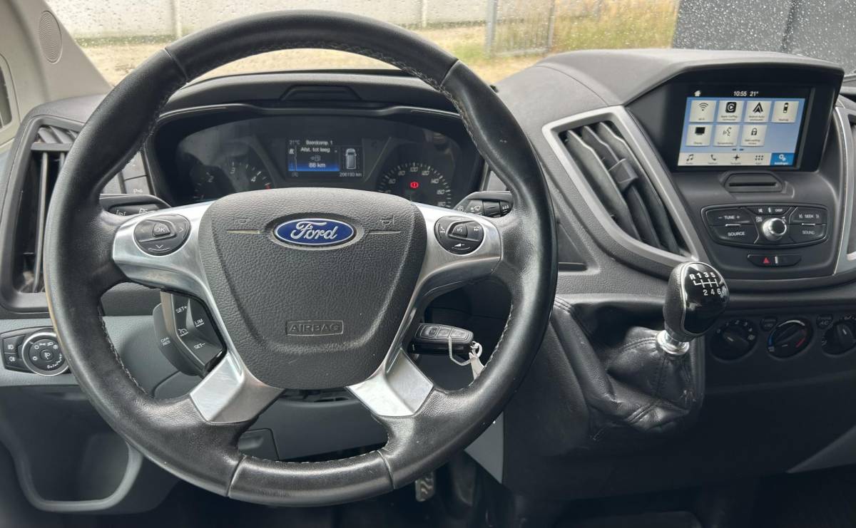 Ford Transit Ford Transit 350 2.0 TDCI L3H2 Trend 131PK | 1e Eigenaar | NL AUTO | NAP | Trekhaak | Achteruitrijcamera | Parkeersensoren Voor en Achter | Airco | Cruise Control | Navigatie | Apple Carplay | Andriod Auto | Nieuwe APK | LETOP: Auto is in de laadruimte niet schoon en reclame stickers zijn nog zichtbaar |