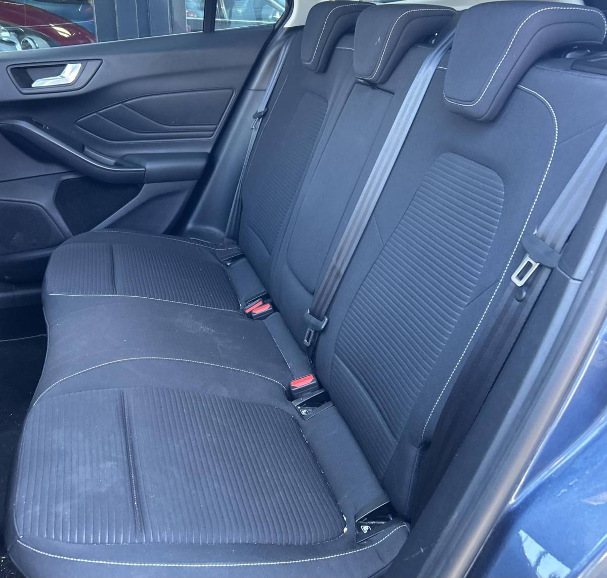 Ford Focus Ford Focus Wagon 1.0 EcoBoost Titanium Business 125PK | PANO | 2e Eigenaar | NL AUTO | Onderhoudshistorie | NAP | Elektrische Achterklep | Parkeersensoren | Winter Pack | Stoel Stuur en Voorruitverwarming | Climate Control | Cruise Control | Navigatie | Carplay | 2 Sleutels |