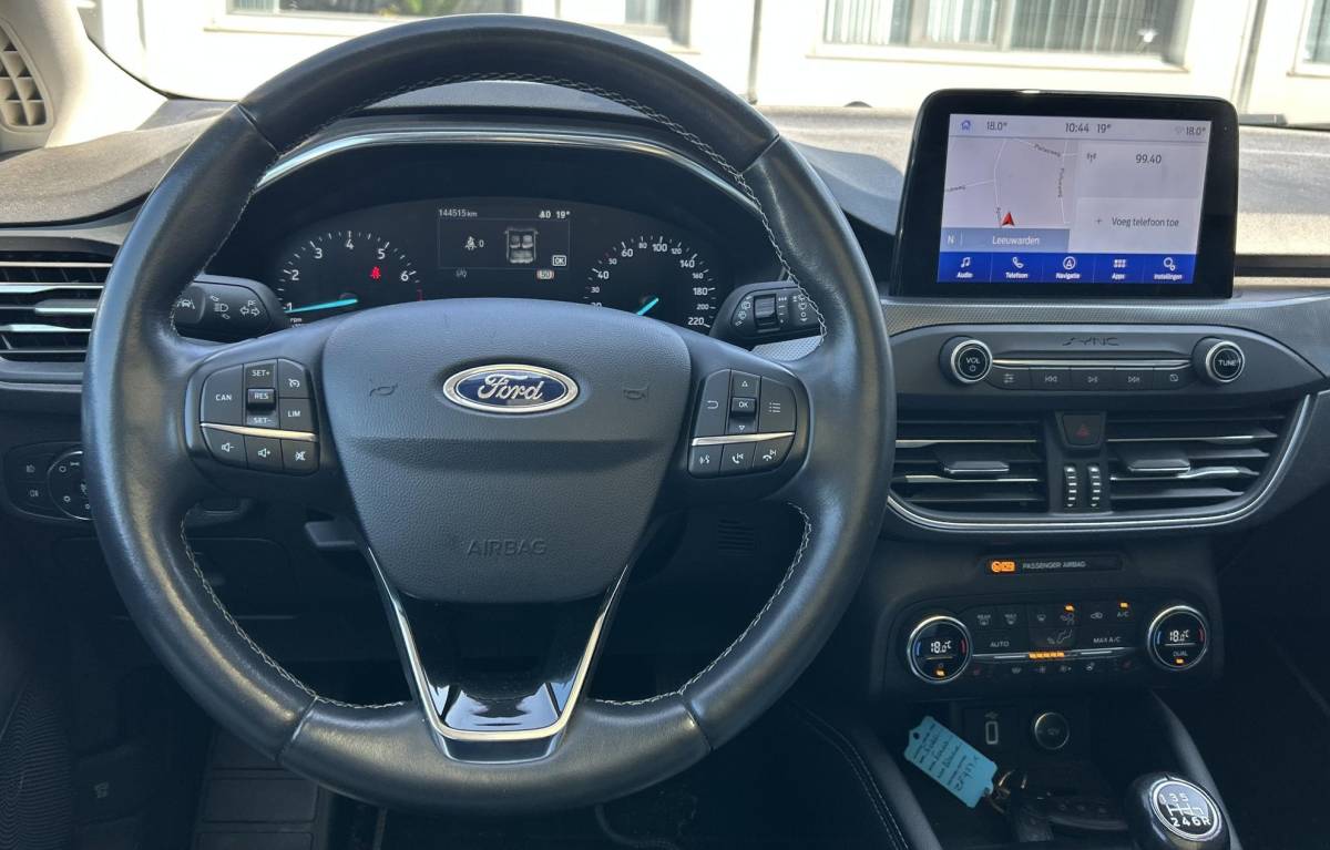 Ford Focus Ford Focus Wagon 1.0 EcoBoost Titanium Business 125PK | PANO | 2e Eigenaar | NL AUTO | Onderhoudshistorie | NAP | Elektrische Achterklep | Parkeersensoren | Winter Pack | Stoel Stuur en Voorruitverwarming | Climate Control | Cruise Control | Navigatie | Carplay | 2 Sleutels |