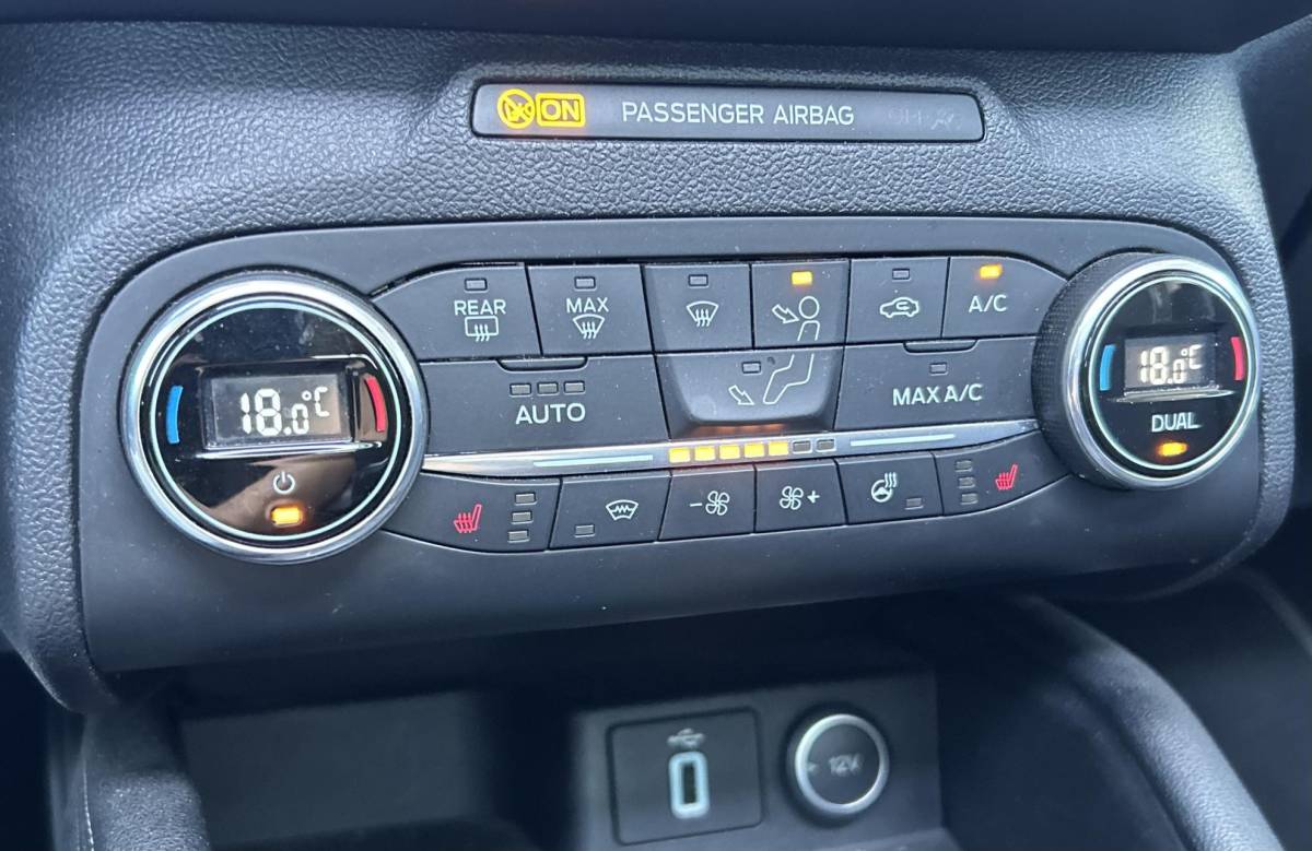 Ford Focus Ford Focus Wagon 1.0 EcoBoost Titanium Business 125PK | PANO | 2e Eigenaar | NL AUTO | Onderhoudshistorie | NAP | Elektrische Achterklep | Parkeersensoren | Winter Pack | Stoel Stuur en Voorruitverwarming | Climate Control | Cruise Control | Navigatie | Carplay | 2 Sleutels |
