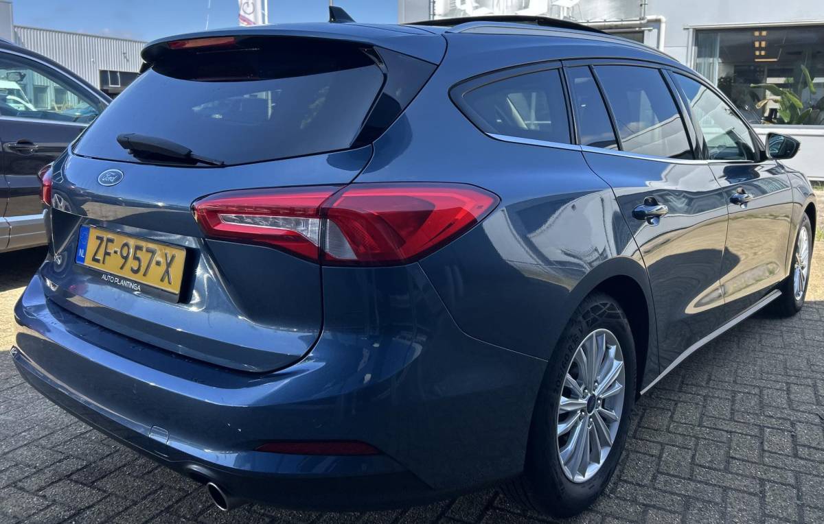 Ford Focus Ford Focus Wagon 1.0 EcoBoost Titanium Business 125PK | PANO | 2e Eigenaar | NL AUTO | Onderhoudshistorie | NAP | Elektrische Achterklep | Parkeersensoren | Winter Pack | Stoel Stuur en Voorruitverwarming | Climate Control | Cruise Control | Navigatie | Carplay | 2 Sleutels |