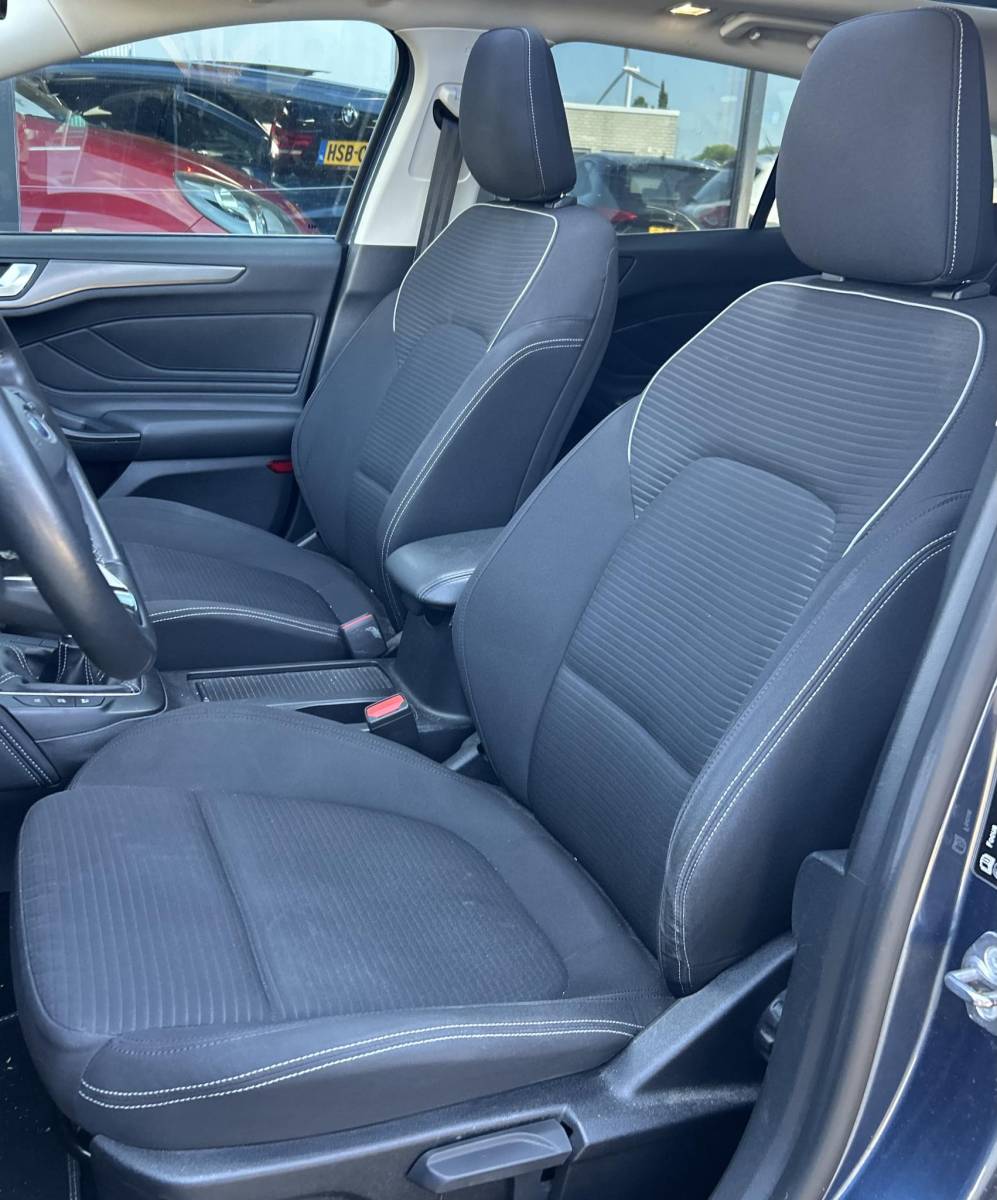 Ford Focus Ford Focus Wagon 1.0 EcoBoost Titanium Business 125PK | PANO | 2e Eigenaar | NL AUTO | Onderhoudshistorie | NAP | Elektrische Achterklep | Parkeersensoren | Winter Pack | Stoel Stuur en Voorruitverwarming | Climate Control | Cruise Control | Navigatie | Carplay | 2 Sleutels |