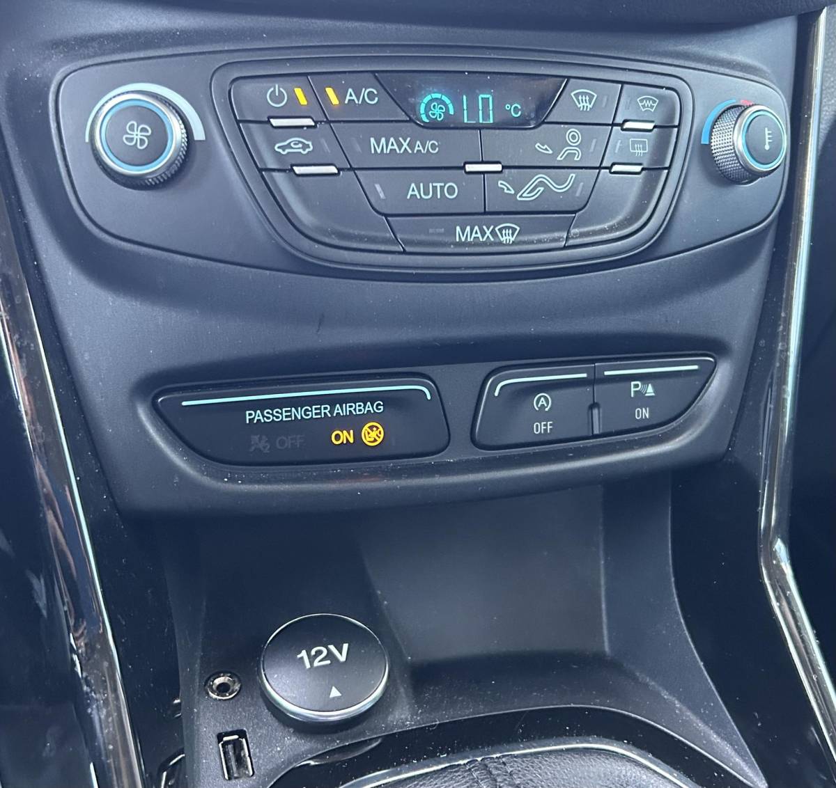 Ford B-MAX Ford B-Max 1.0 EcoBoost Titanium 101PK | 1e Eigenaar | NL AUTO | NAP | Trekhaak | Achteruitrijcamera | Parkeersensoren Voor en Achter | Voorruitverwarming | Climate Control | Cruise Control | 2 Sleutels |