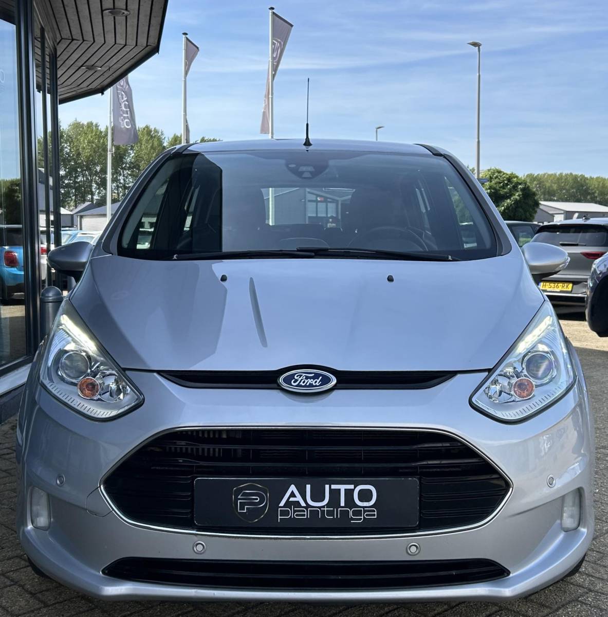 Ford B-MAX Ford B-Max 1.0 EcoBoost Titanium 101PK | 1e Eigenaar | NL AUTO | NAP | Trekhaak | Achteruitrijcamera | Parkeersensoren Voor en Achter | Voorruitverwarming | Climate Control | Cruise Control | 2 Sleutels |