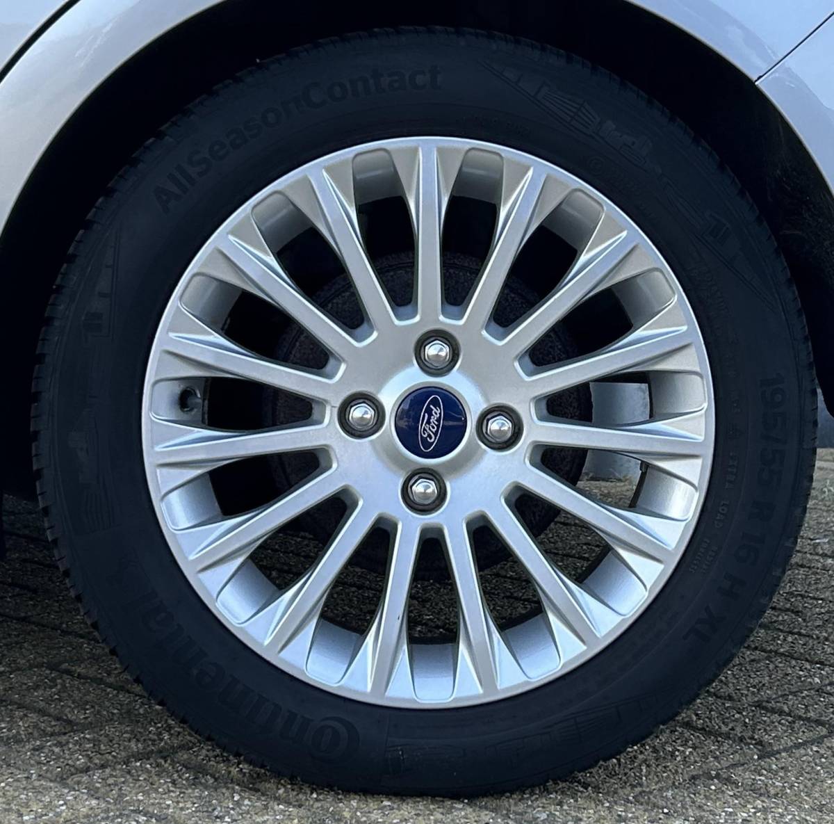 Ford B-MAX Ford B-Max 1.0 EcoBoost Titanium 101PK | 1e Eigenaar | NL AUTO | NAP | Trekhaak | Achteruitrijcamera | Parkeersensoren Voor en Achter | Voorruitverwarming | Climate Control | Cruise Control | 2 Sleutels |