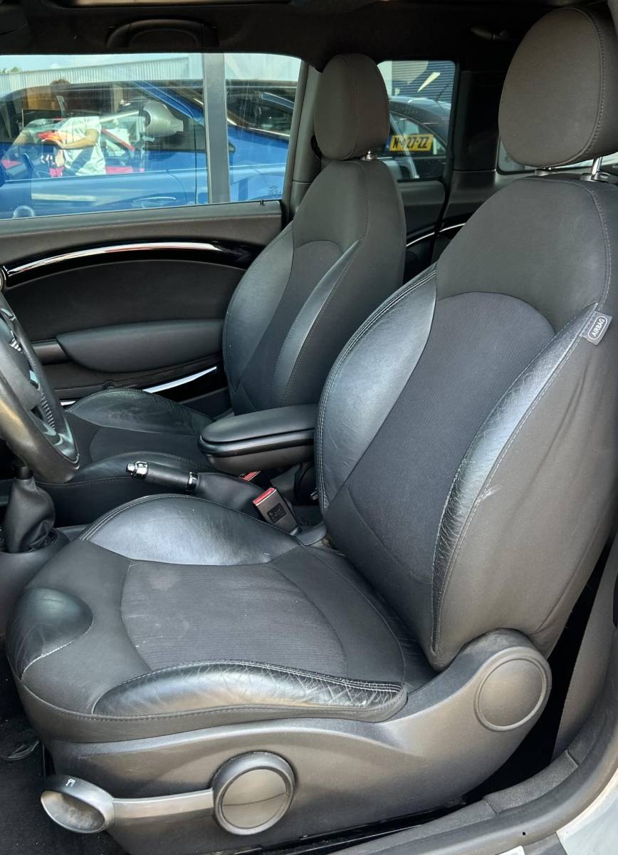MINI Clubman MINI Clubman 1.6 Cooper 122PK | PANO | Stoelverwarming | Bi-Xenon | Parkeersensoren | Lichtmetalen Velgen | Climate Control | Cruise Control | 2 Sleutels | Privacy Glass |