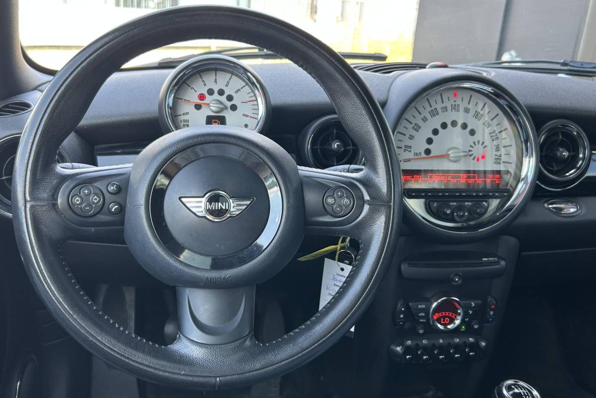 MINI Clubman MINI Clubman 1.6 Cooper 122PK | PANO | Stoelverwarming | Bi-Xenon | Parkeersensoren | Lichtmetalen Velgen | Climate Control | Cruise Control | 2 Sleutels | Privacy Glass |