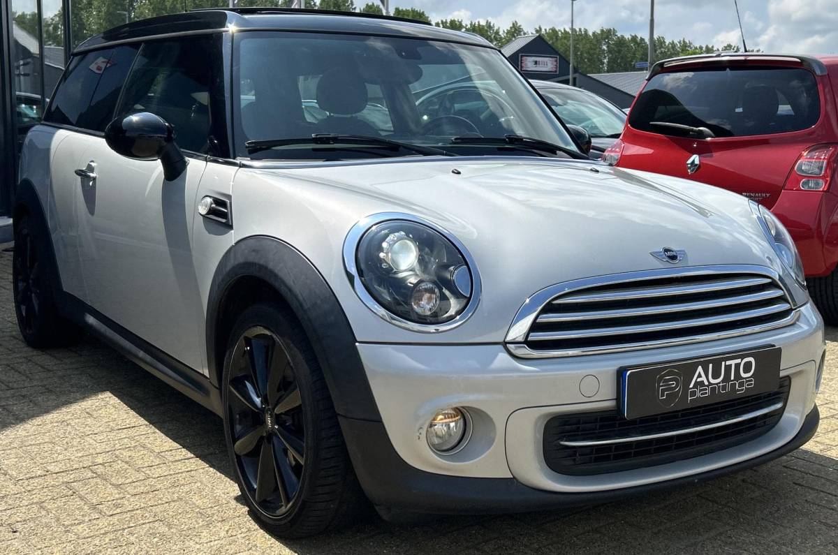 MINI Clubman MINI Clubman 1.6 Cooper 122PK | PANO | Stoelverwarming | Bi-Xenon | Parkeersensoren | Lichtmetalen Velgen | Climate Control | Cruise Control | 2 Sleutels | Privacy Glass |