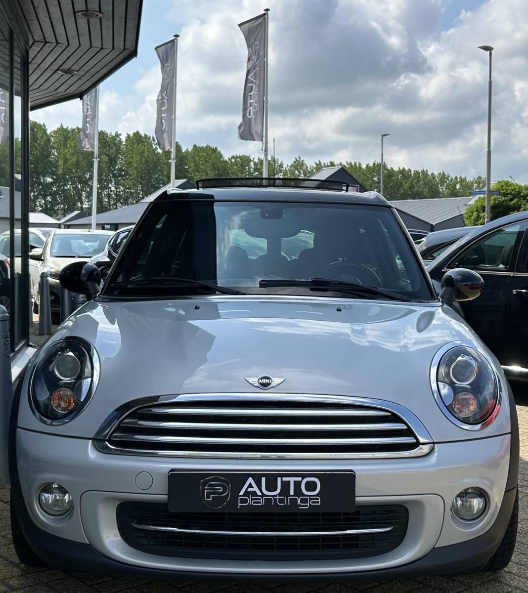 MINI Clubman MINI Clubman 1.6 Cooper 122PK | PANO | Stoelverwarming | Bi-Xenon | Parkeersensoren | Lichtmetalen Velgen | Climate Control | Cruise Control | 2 Sleutels | Privacy Glass |