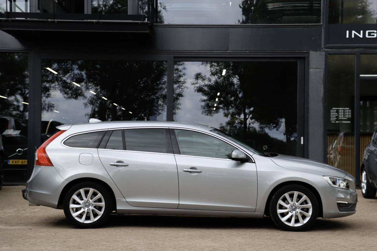 Volvo V60 Volvo V60 2.0 T3 Momentum | Leder | Bi-Xenon | 66.000 km! | Dealeronderhouden