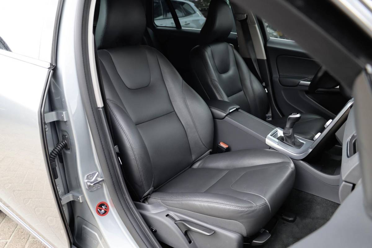 Volvo V60 Volvo V60 2.0 T3 Momentum | Leder | Bi-Xenon | 66.000 km! | Dealeronderhouden