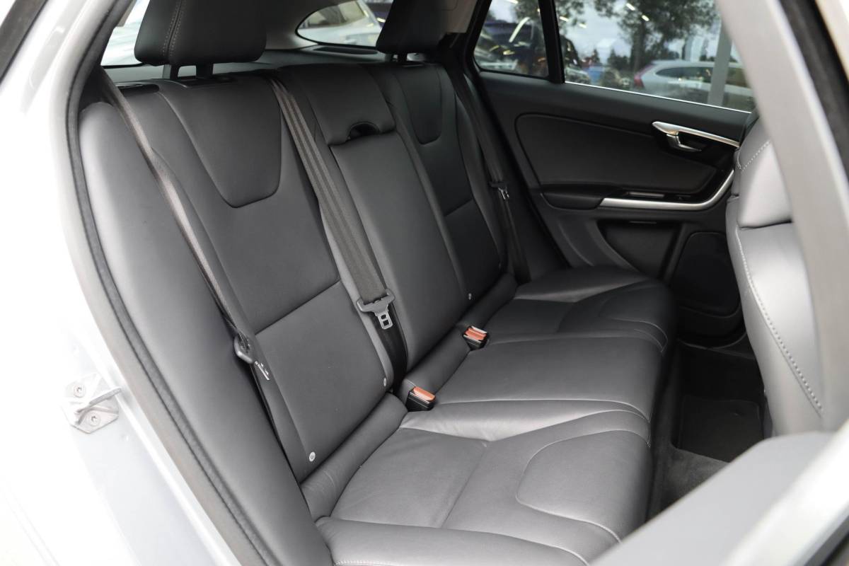 Volvo V60 Volvo V60 2.0 T3 Momentum | Leder | Bi-Xenon | 66.000 km! | Dealeronderhouden
