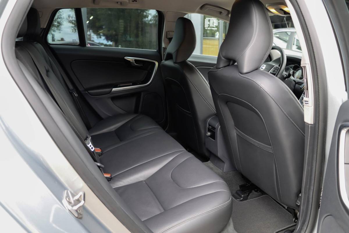 Volvo V60 Volvo V60 2.0 T3 Momentum | Leder | Bi-Xenon | 66.000 km! | Dealeronderhouden