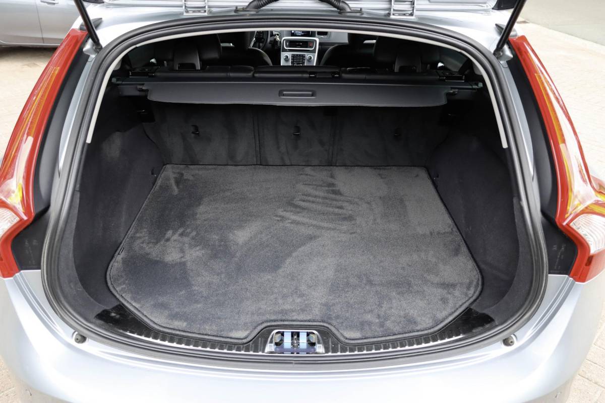 Volvo V60 Volvo V60 2.0 T3 Momentum | Leder | Bi-Xenon | 66.000 km! | Dealeronderhouden