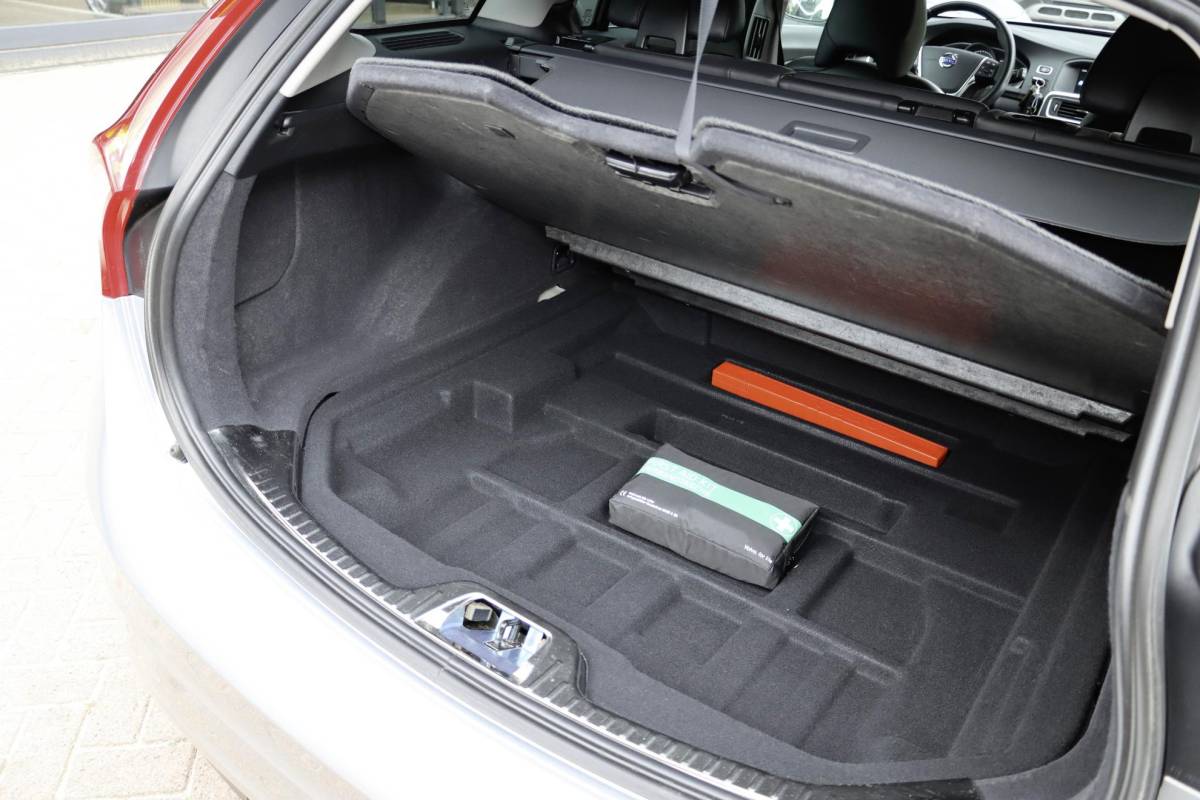 Volvo V60 Volvo V60 2.0 T3 Momentum | Leder | Bi-Xenon | 66.000 km! | Dealeronderhouden