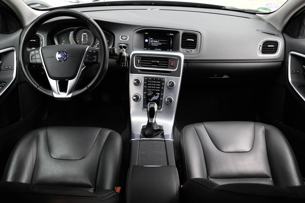 Volvo V60 Volvo V60 2.0 T3 Momentum | Leder | Bi-Xenon | 66.000 km! | Dealeronderhouden