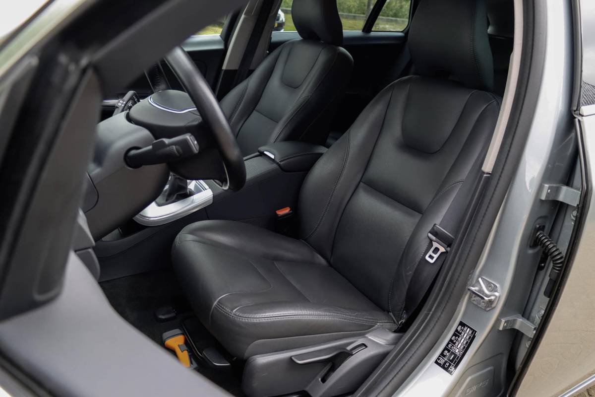 Volvo V60 Volvo V60 2.0 T3 Momentum | Leder | Bi-Xenon | 66.000 km! | Dealeronderhouden