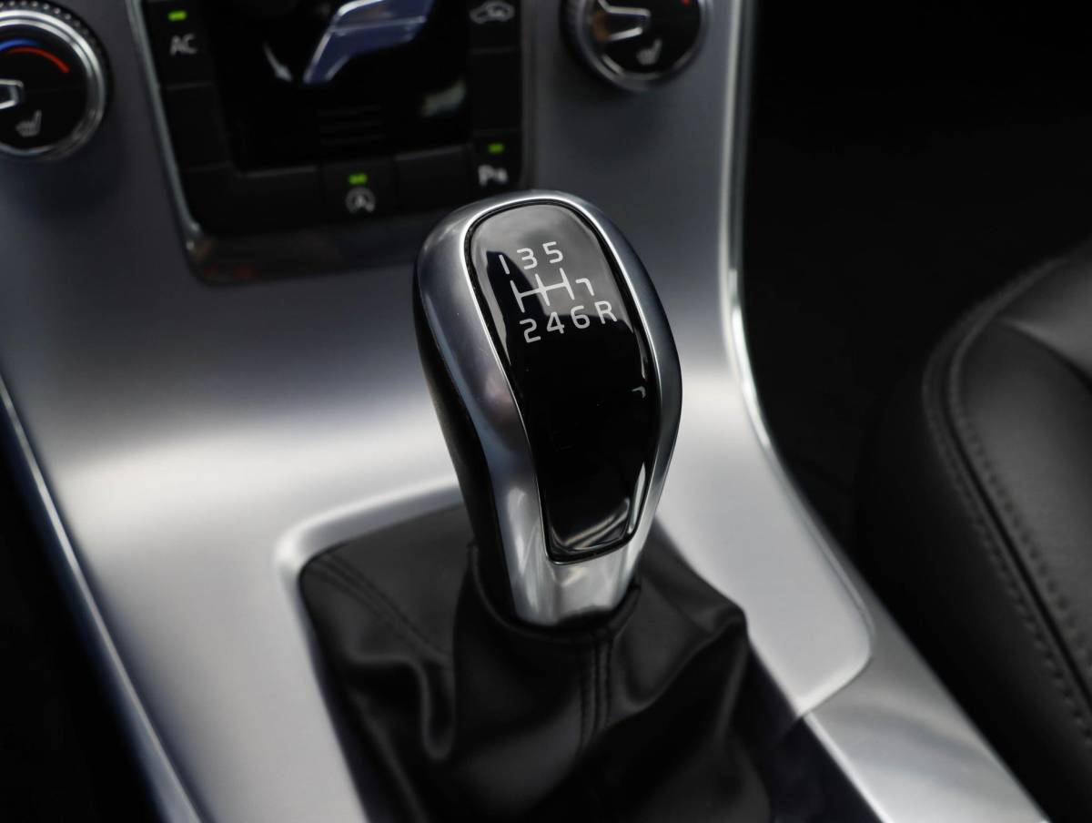 Volvo V60 Volvo V60 2.0 T3 Momentum | Leder | Bi-Xenon | 66.000 km! | Dealeronderhouden