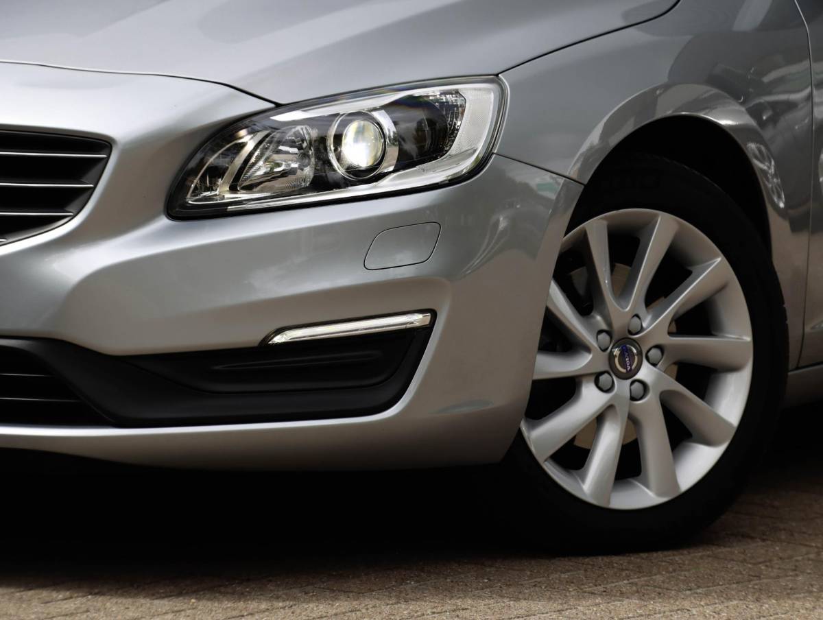 Volvo V60 Volvo V60 2.0 T3 Momentum | Leder | Bi-Xenon | 66.000 km! | Dealeronderhouden