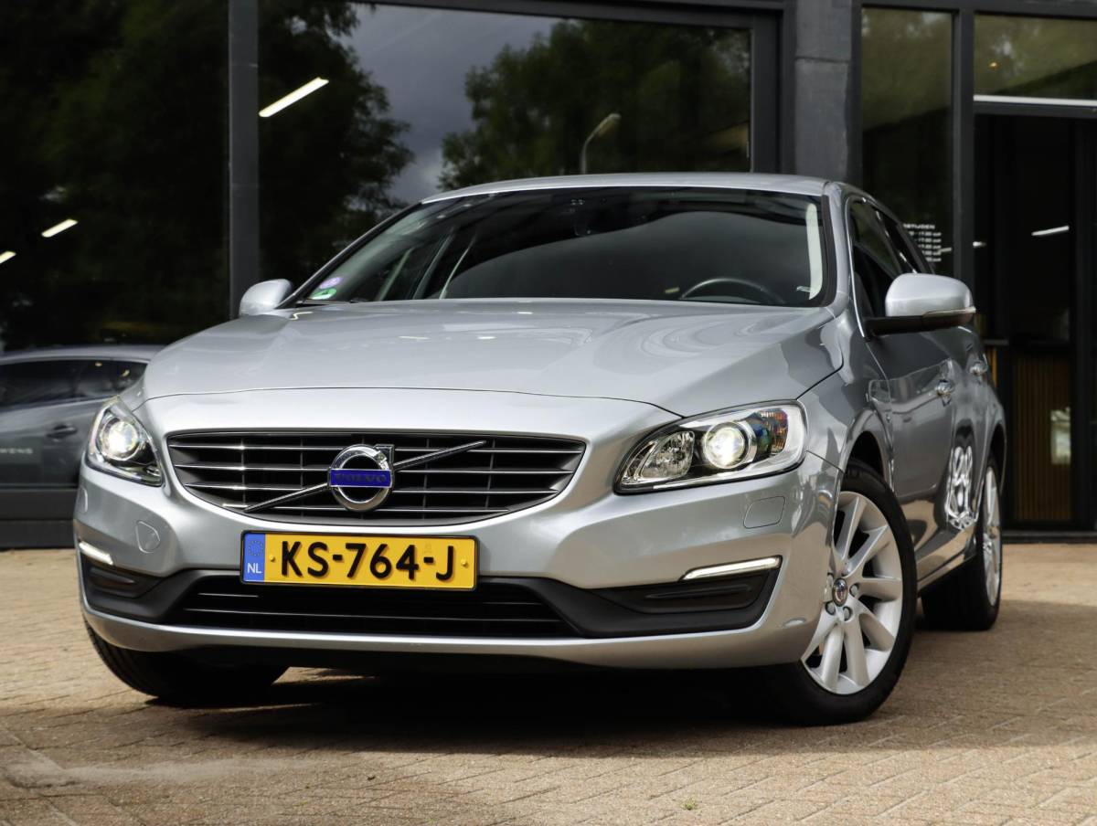 Volvo V60 Volvo V60 2.0 T3 Momentum | Leder | Bi-Xenon | 66.000 km! | Dealeronderhouden