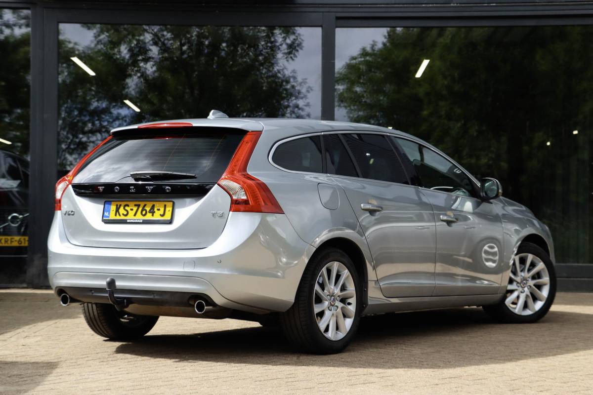 Volvo V60 Volvo V60 2.0 T3 Momentum | Leder | Bi-Xenon | 66.000 km! | Dealeronderhouden