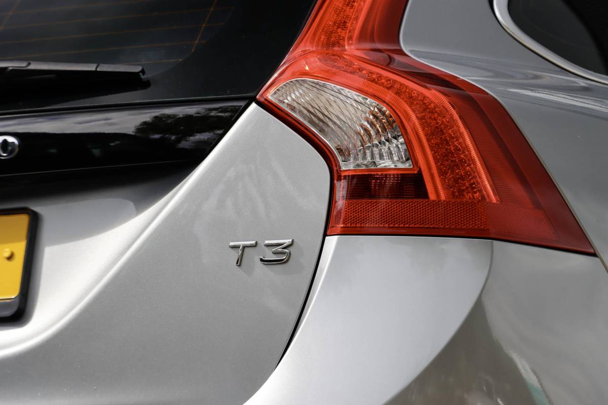 Volvo V60 Volvo V60 2.0 T3 Momentum | Leder | Bi-Xenon | 66.000 km! | Dealeronderhouden