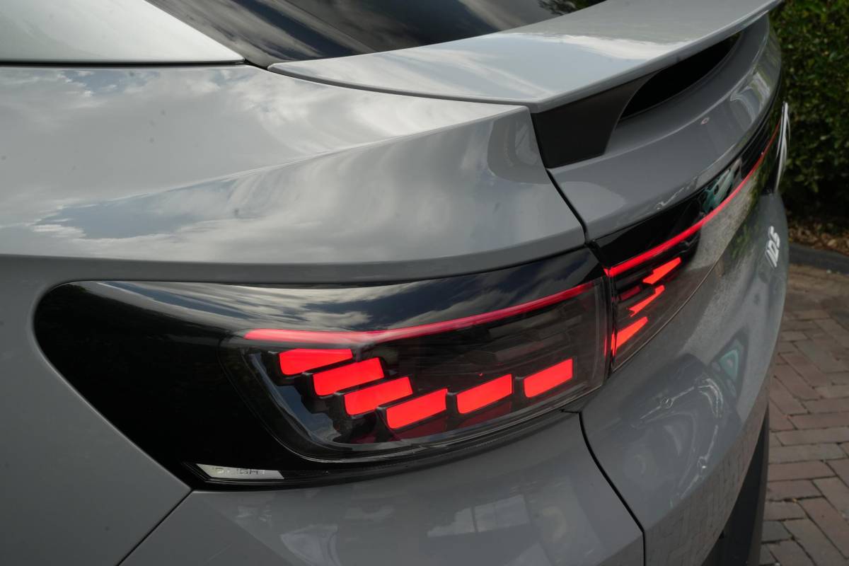 Volkswagen ID.5 Volkswagen ID.5 Pro 77 kWh Warmtepomp Emergency braking DAB Stuurwiel verwarmd Sfeerverlichting Verkeersborddetectie Getint glas Grootlicht ass. Botsherkenning Navi
