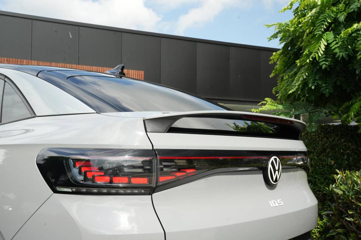 Volkswagen ID.5 Volkswagen ID.5 Pro 77 kWh Warmtepomp Emergency braking DAB Stuurwiel verwarmd Sfeerverlichting Verkeersborddetectie Getint glas Grootlicht ass. Botsherkenning Navi