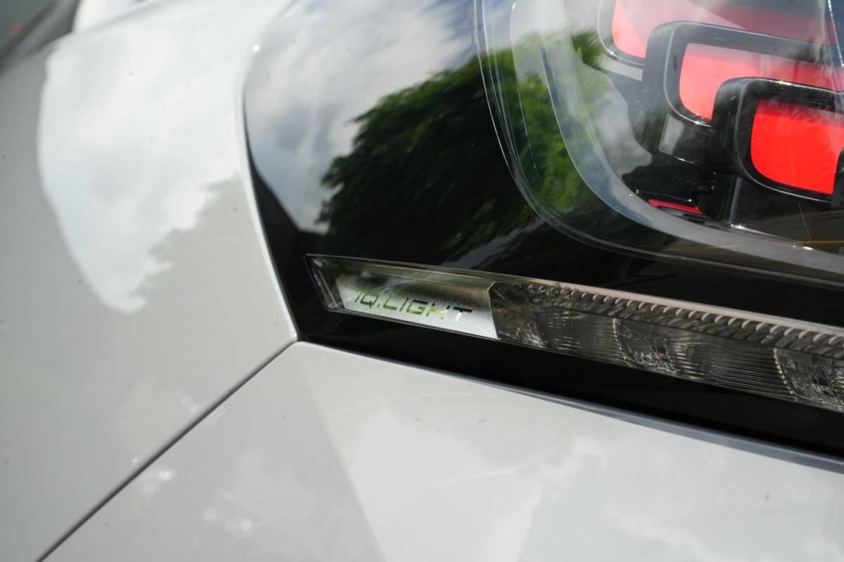 Volkswagen ID.5 Volkswagen ID.5 Pro 77 kWh Warmtepomp Emergency braking DAB Stuurwiel verwarmd Sfeerverlichting Verkeersborddetectie Getint glas Grootlicht ass. Botsherkenning Navi