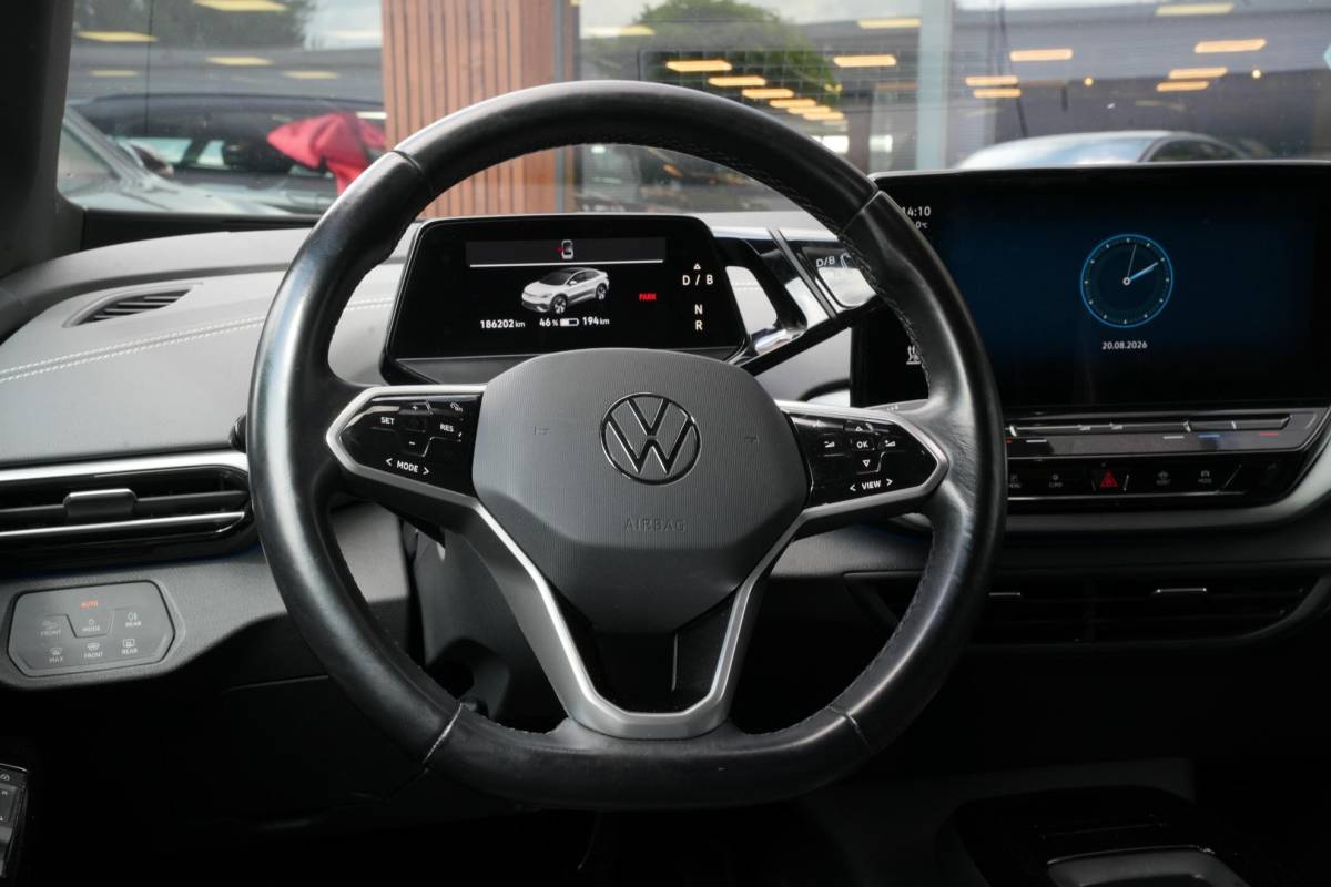 Volkswagen ID.5 Volkswagen ID.5 Pro 77 kWh Warmtepomp Emergency braking DAB Stuurwiel verwarmd Sfeerverlichting Verkeersborddetectie Getint glas Grootlicht ass. Botsherkenning Navi