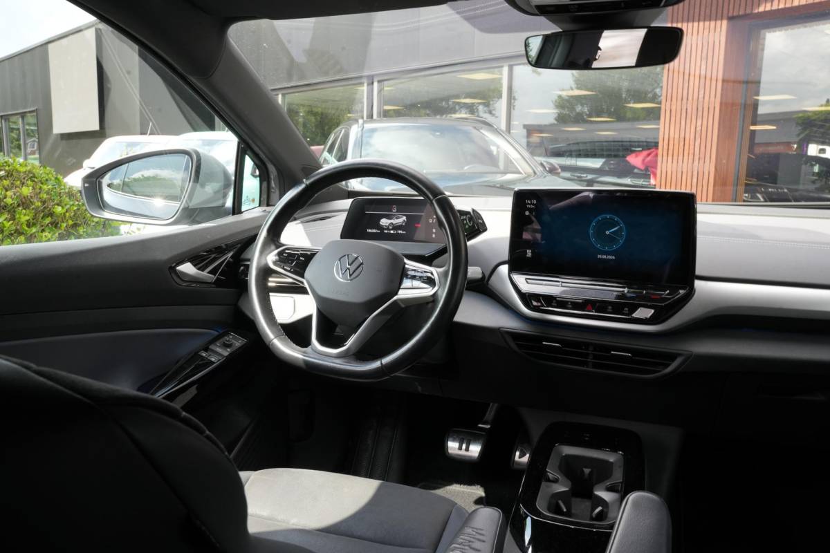 Volkswagen ID.5 Volkswagen ID.5 Pro 77 kWh Warmtepomp Emergency braking DAB Stuurwiel verwarmd Sfeerverlichting Verkeersborddetectie Getint glas Grootlicht ass. Botsherkenning Navi