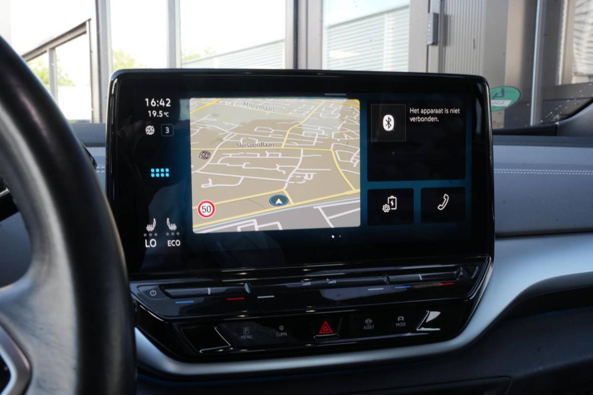 Volkswagen ID.5 Volkswagen ID.5 Pro 77 kWh Warmtepomp Emergency braking DAB Stuurwiel verwarmd Sfeerverlichting Verkeersborddetectie Getint glas Grootlicht ass. Botsherkenning Navi